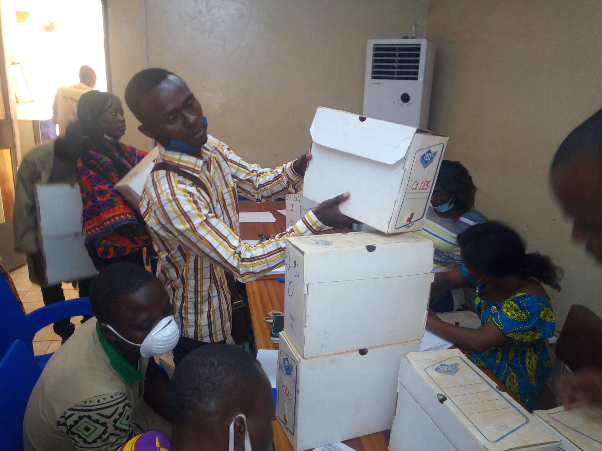 Membre d’équipe sur une mission archivistique